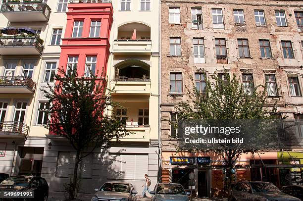 Ein sanierter Altbau neben einem Gebäude, dessen Bausubstanz seit vielen Jahrzehnten verkommt, in der Imanuelkirchstraße in Berlin-Prenzlauer Berg.