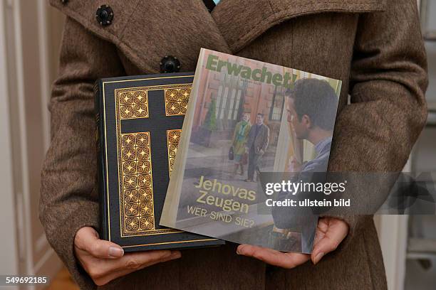 Zeuge Jehovas mit Bibel und Broschüre "Erwachet"