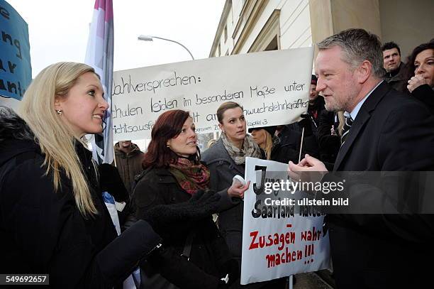 Demonstration von Referendarinnen und Referendaren der beruflichen Schulen vor dem Landtag des Saarlandes. Die GEW kritisiert, dass das Ministerium...