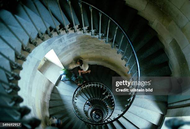 Alte Wendeltreppe, Eisengeländer, Mann springt sportlich die Stufen im Laufschritt nach oben, Ile de Ré, Charente-Maritime, Frankreich