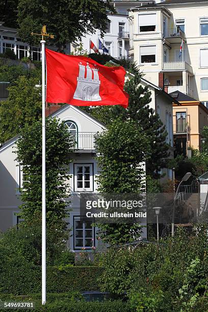 Häuser und Villen am Elbhang in Hamburg-Blankenese an der Elbe mit Hamburg Fahne, Flagge, Strandweg, Treppenviertel, Bezirk Altona, Elbvororte,...