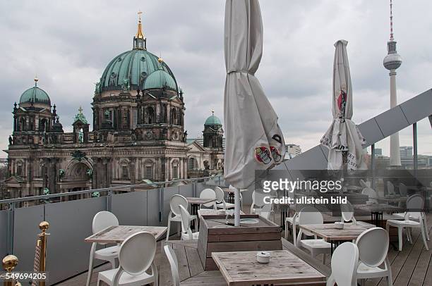 Der Berliner Dom in Berlin-Mitte. Im Vordergrund Tische und Stühle auf der Dachterasse der Humboldt-Box am Schlossplatz. Im Hintergrund rechts der...