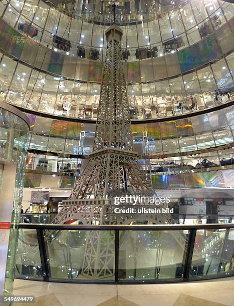 Im Kaufhaus Galeries Lafayette steht eine kleinere Ausgabe des Eiffelturms