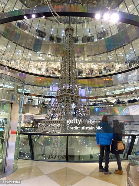 Im Kaufhaus Galeries Lafayette steht eine kleinere Ausgabe des Eiffelturms