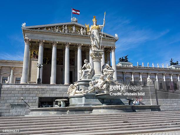 Das Parlament in Wien, Österreich. Mit der Statue der " Pallas Athene" der griechischen Göttin für Weisheit.