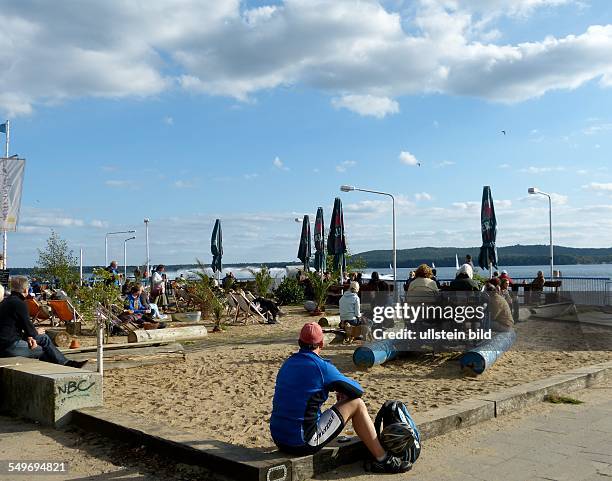 Strandbar Grosser Mueggelsee in Friedrichshagen, Berlin-Koepenick, Besucher sitzen in der Sonne