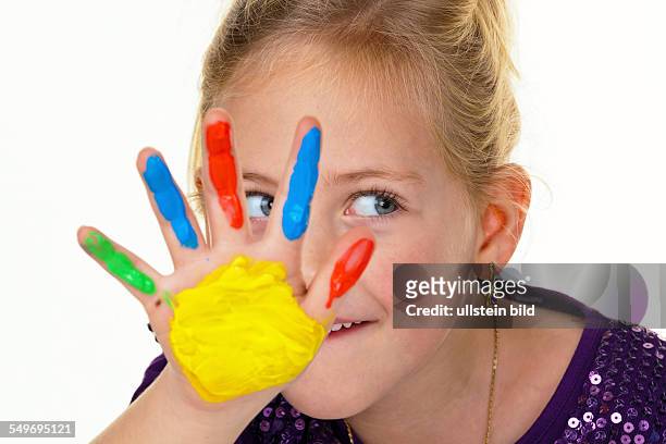Mädchen malt mit Fingerfarben. Lustig und Kreativ.