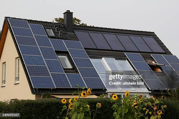 Solaranlage auf dem Dach eines Wohnhauses. Strom und Energie sparen im Haus