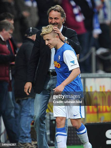 Fussball, Saison 2012-2013, 2. Bundesliga, 30. Spieltag, VfL Bochum - FC St. Pauli 3-0, Trainer Peter Neururer , li., und Marc Rzatkowski