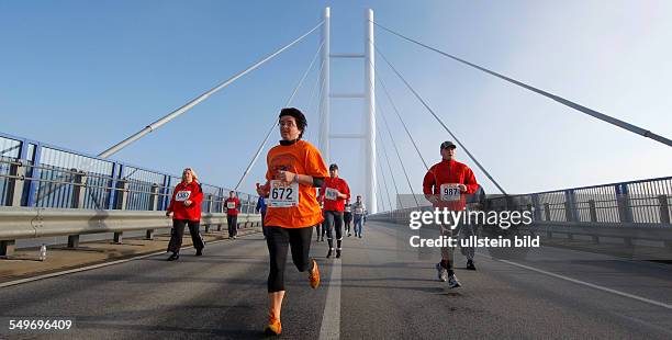 Ruegenbrueckenlauf in Stralsund. Der Volkslauf ueber die Pylonbruecke vom Festland zur Insel Ruegen wird traditionell im Oktober ausgetragen.