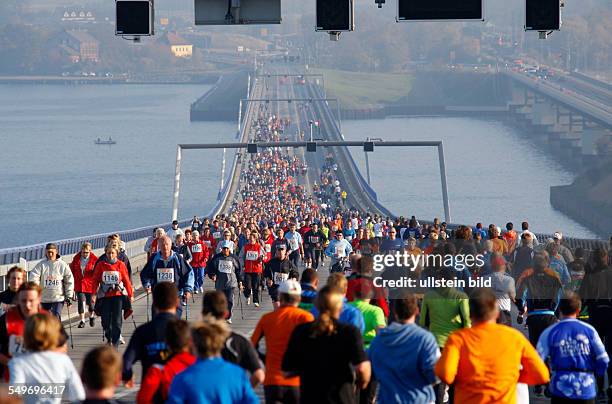 Ruegenbrueckenlauf in Stralsund. Der Volkslauf ueber die Pylonbruecke vom Festland zur Insel Ruegen wird traditionell im Oktober ausgetragen.