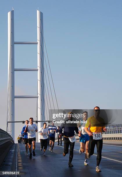 Ruegenbrueckenlauf in Stralsund. Der Volkslauf ueber die Pylonbruecke vom Festland zur Insel Ruegen wird traditionell im Oktober ausgetragen.