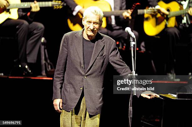 Paolo Conte - der italienische Liedermacher, Chansonsaenger, Jazzmusiker und Komponist bei einem Konzert im CCH - Congress Centrum Hamburg.