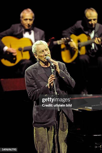 Paolo Conte - der italienische Liedermacher, Chansonsaenger, Jazzmusiker und Komponist bei einem Konzert im CCH - Congress Centrum Hamburg.