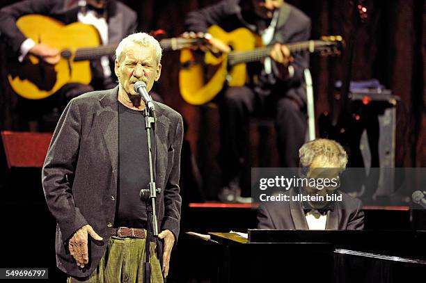 Paolo Conte - der italienische Liedermacher, Chansonsaenger, Jazzmusiker und Komponist bei einem Konzert im CCH - Congress Centrum Hamburg.