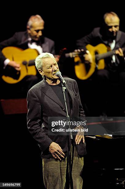 Paolo Conte - der italienische Liedermacher, Chansonsaenger, Jazzmusiker und Komponist bei einem Konzert im CCH - Congress Centrum Hamburg.