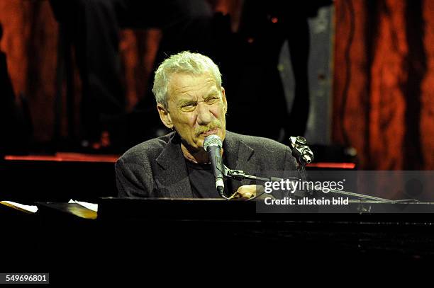 Paolo Conte - der italienische Liedermacher, Chansonsaenger, Jazzmusiker und Komponist bei einem Konzert im CCH - Congress Centrum Hamburg.