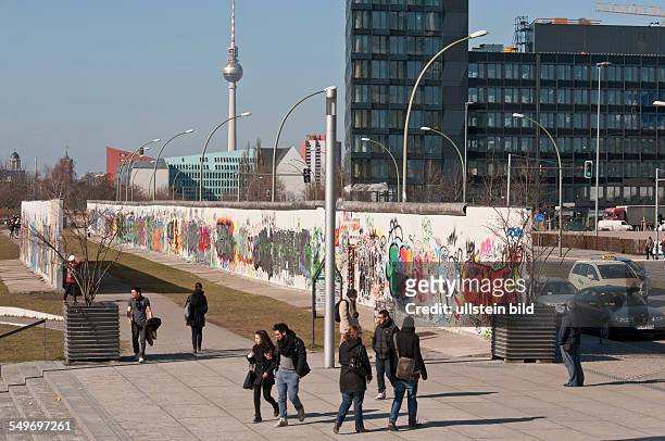 Die 1,3 Kilometer lange East Side Gallery an der Mühlenstraße in Berlin-Friedrichshain. Das von internationalen Künstlern nach dem Mauerfall 1989...