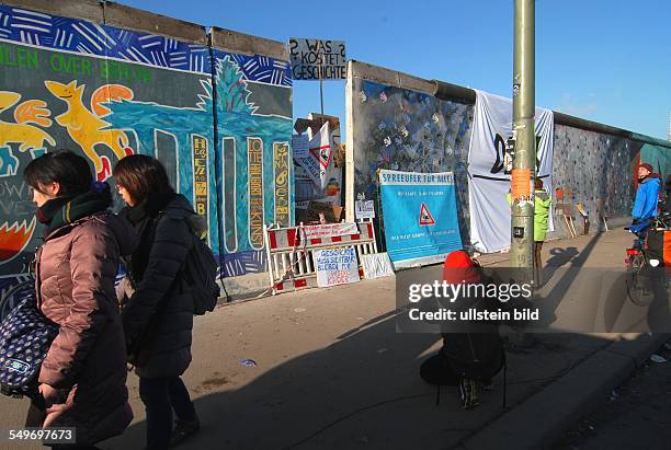 Berlin/Friedrichshain-Kreuzberg: Die East Side Gallery ist laengster erhaltener Abschnitt der Berliner Mauer am Originalplatz.. 105...