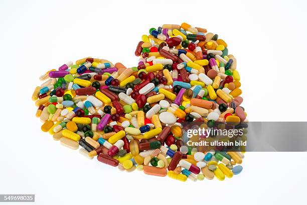 Bunte Tabletten in Herzform angeordnet, Symbolfoto für Herzkrankheiten, Medikation und Pharmazeutika