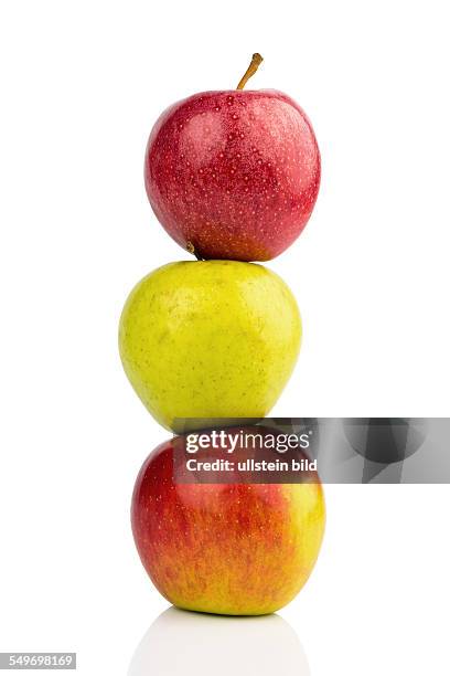 Mehrere Äpfel auf weißem Hintergrund. Symbolfoto für Diät und gesunde, vitaminreiche Ernährung.