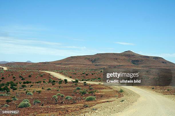 Afrika, Namibia, Damaraland - Hügellandschaft mit Schotterweg / Stra�ße