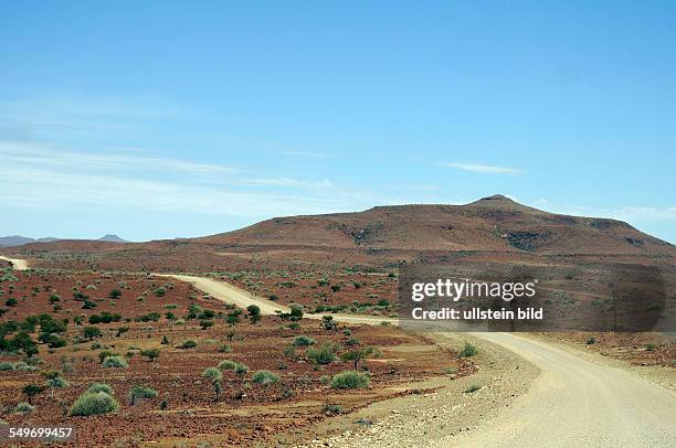 Afrika, Namibia, Damaraland - Hügellandschaft mit Schotterweg / Straße