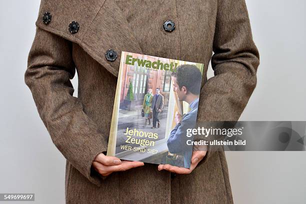 Zeuge Jehovas mit Broschüre "Erwachet"