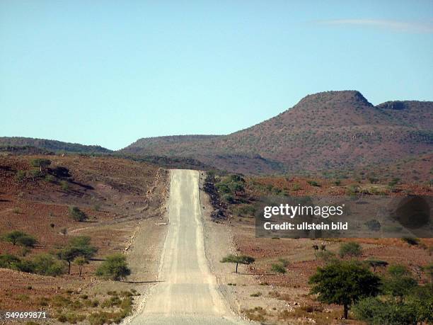 Afrika, Namibia, Damaraland - Hügellandschaft mit Schotterstraße