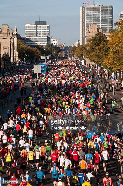 Die Läufer beim 39. Berlin-Marathon auf der Straße des 17. Juni in Berlin-Tiergarten passieren das Charlottenburger Tor.