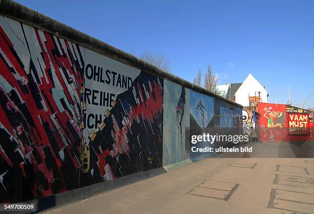 Berlin/Friedrichshain-Kreuzberg: Die East Side Gallery ist laengster erhaltener Abschnitt der Berliner Mauer am Originalplatz.. 105...