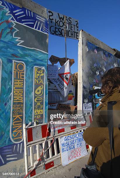 Berlin/Friedrichshain-Kreuzberg: Die East Side Gallery ist laengster erhaltener Abschnitt der Berliner Mauer am Originalplatz.. 105...