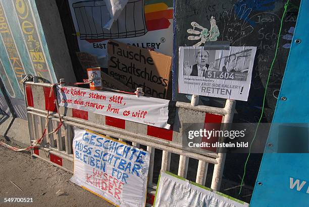 Berlin/Friedrichshain-Kreuzberg: Die East Side Gallery ist laengster erhaltener Abschnitt der Berliner Mauer am Originalplatz.. 105...