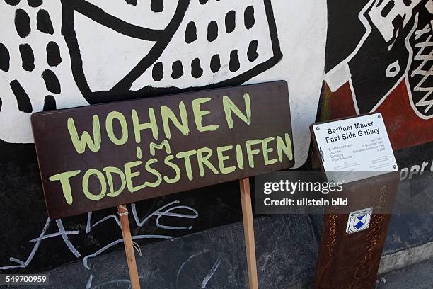 Berlin : Ehemaliger Mauerstreifen an der Spree - Proteste an der Berliner East Side Gallery gegen das geplante Vorhaben von Hochhaus-Investor Maik...