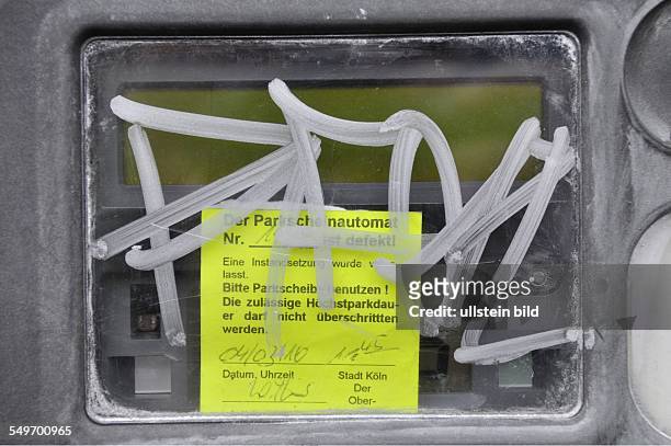Defekter Parkscheinautomat, mit Graffiti beschmiert in Köln, Nordrhein-Westfalen. Deutschland,