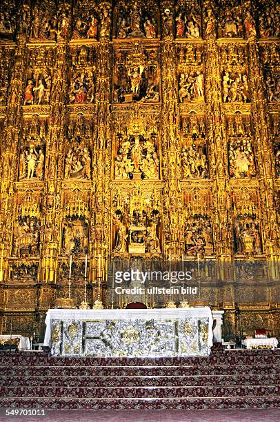 Altar und Retablo der Kathedrale Santa Maria de la Sede in Sevilla: Die Retablo ist ein Hauptwerk gotischer Holzskulpturen in Spanien und mit 23m...