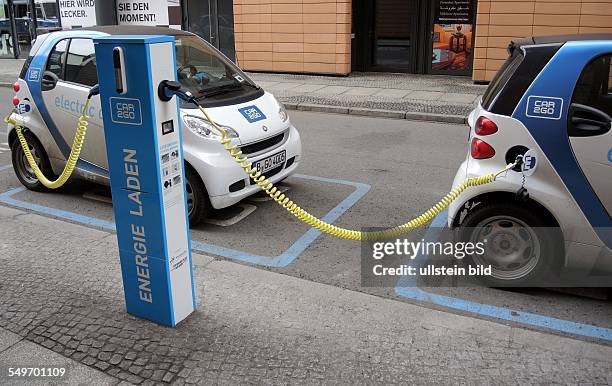 Smarts an der Tankstelle Gabriele-Tergit-Promenade am Potsdamer Platz in Berlin, Carsharing