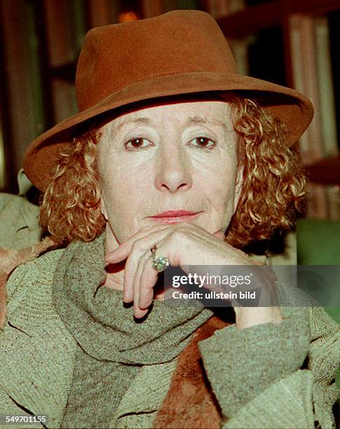 Rosemarie Fendel in einer Hotel-Lobby in Hamburg