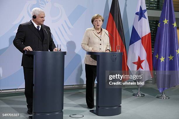 Besuch von Ricardo Martinelli, Staatspräsident der Republik Panama, in Berlin: Angela Merkel und Martinelli bei der gemeinsamen Abgabe einer Erklärung