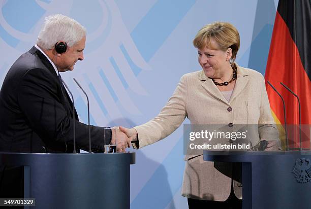 Besuch von Ricardo Martinelli, Staatspräsident der Republik Panama, in Berlin: Merkel und Martinelli geben sich die Hand