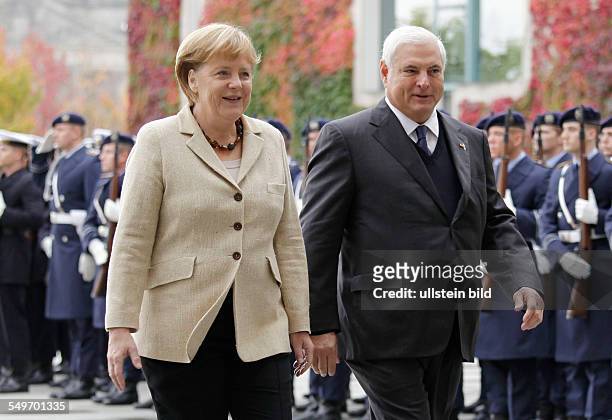 Besuch von Ricardo Martinelli, Staatspräsident der Republik Panama, in Berlin: Martinelli und Angela Merkel beim Abschreiten einer Ehrenformation