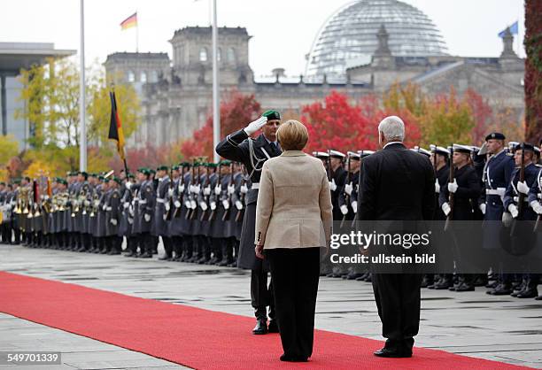 Besuch von Ricardo Martinelli, Staatspräsident der Republik Panama, in Berlin: Martinelli und Angela Merkel beim Abschreiten einer Ehrenformation