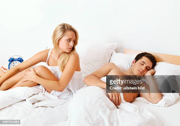 Ein junges Paar im Bett hat Probleme und Krise. Scheidung und Trennung.