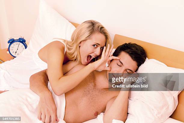 Paar hat Spass im Bett. Lachen, Freude und Erotik im Schlafzimmer