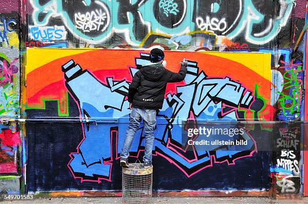 Elfjähriger Graffitimaler in Aktion, Köln, Nordrhein-Westfalen. Deutschland,