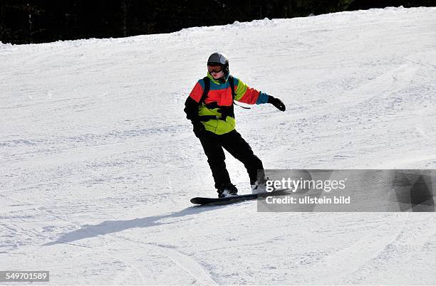 Ein Snowboarder an einem Abhang in Söllereck, Oberstdorf, Allgäuer Alpen, Oberallgäu