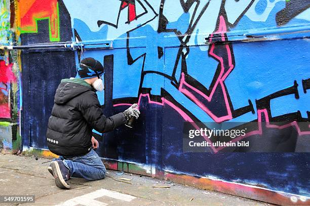 Elfjähriger Graffitimaler in Aktion, Köln, Nordrhein-Westfalen. Deutschland,