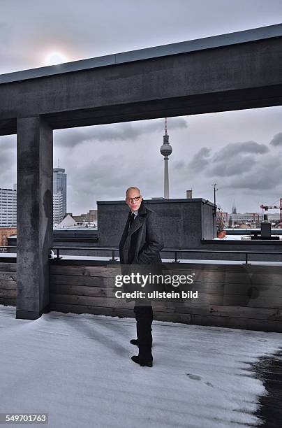 Menschen , Leute , People , Ralph Anderl , General Manager - Geschaeftsfuehrer der Firma ic! berlin brillen GmbH in seiner Wohnung Linienstrasse 40