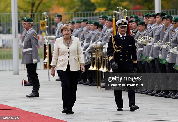 Bundeskanzlerin Angela Merkel und Fregattenkapitän Dieter Luckau begrüßen mit militärischen Ehren den Staatspräsidenten der Republik Jemen vor dem...