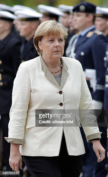 Bundeskanzlerin Angela Merkel begrüßt mit militärischen Ehren den Staatspräsidenten der Republik Jemen vor dem Bundeskanzleramt in Berlin